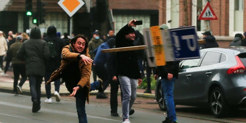 Беспорядки из-за локдауна в Нидерландах