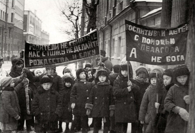 Детсадовцы на митинге против рождества /1929 год, Москва, Бауманский район