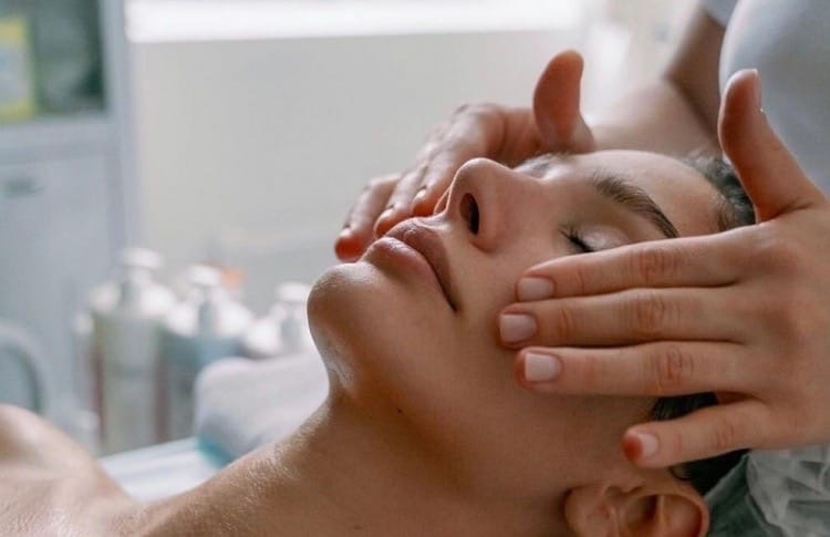 Процедура массажа лица