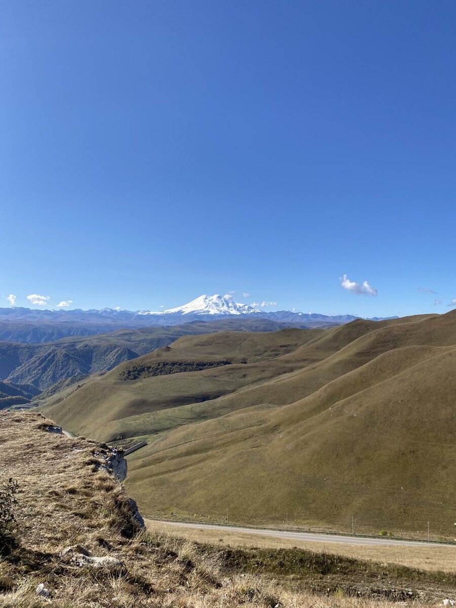 Вид на Эльбрус с дороги к Джилы-Су