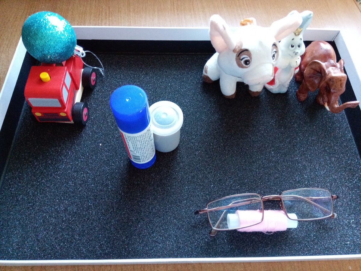 Разложили по группам- игрушки, звери, школьные принадлежности, принадлежности для шитья.