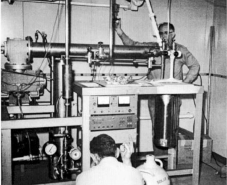 Аргон задерживался большим угольным фильтром (на снимке под столом), охлаждаемым жидким азотом. Источник фото: "Острые грани", весна 1969.