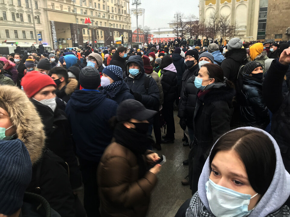 Что вызвало недовольство людей властью. Недовольства в России. Митинг у ЦБ. Митинги тема БЖ. Фотография Москва митинг обнимает.