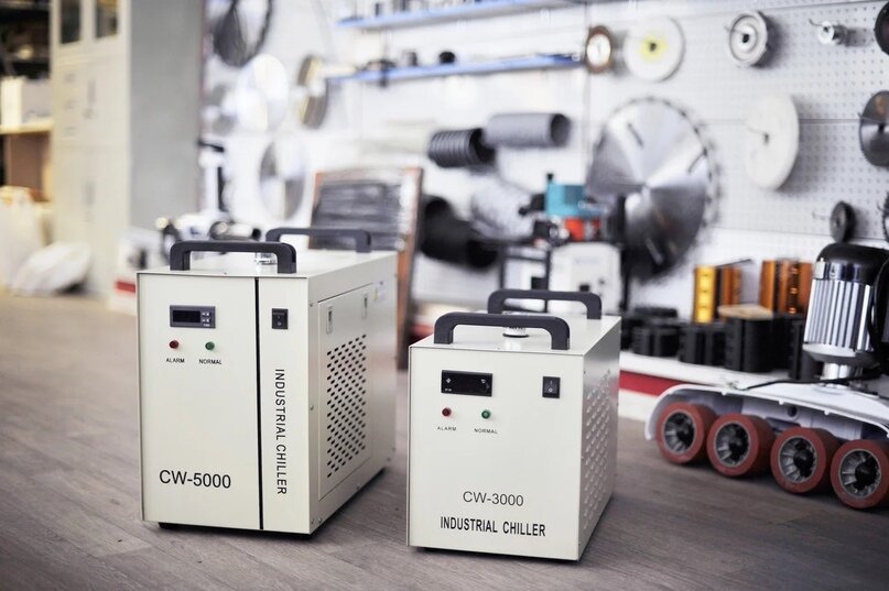 Чиллер CW-6000 - справа; Чиллер CW-3000 - слева.