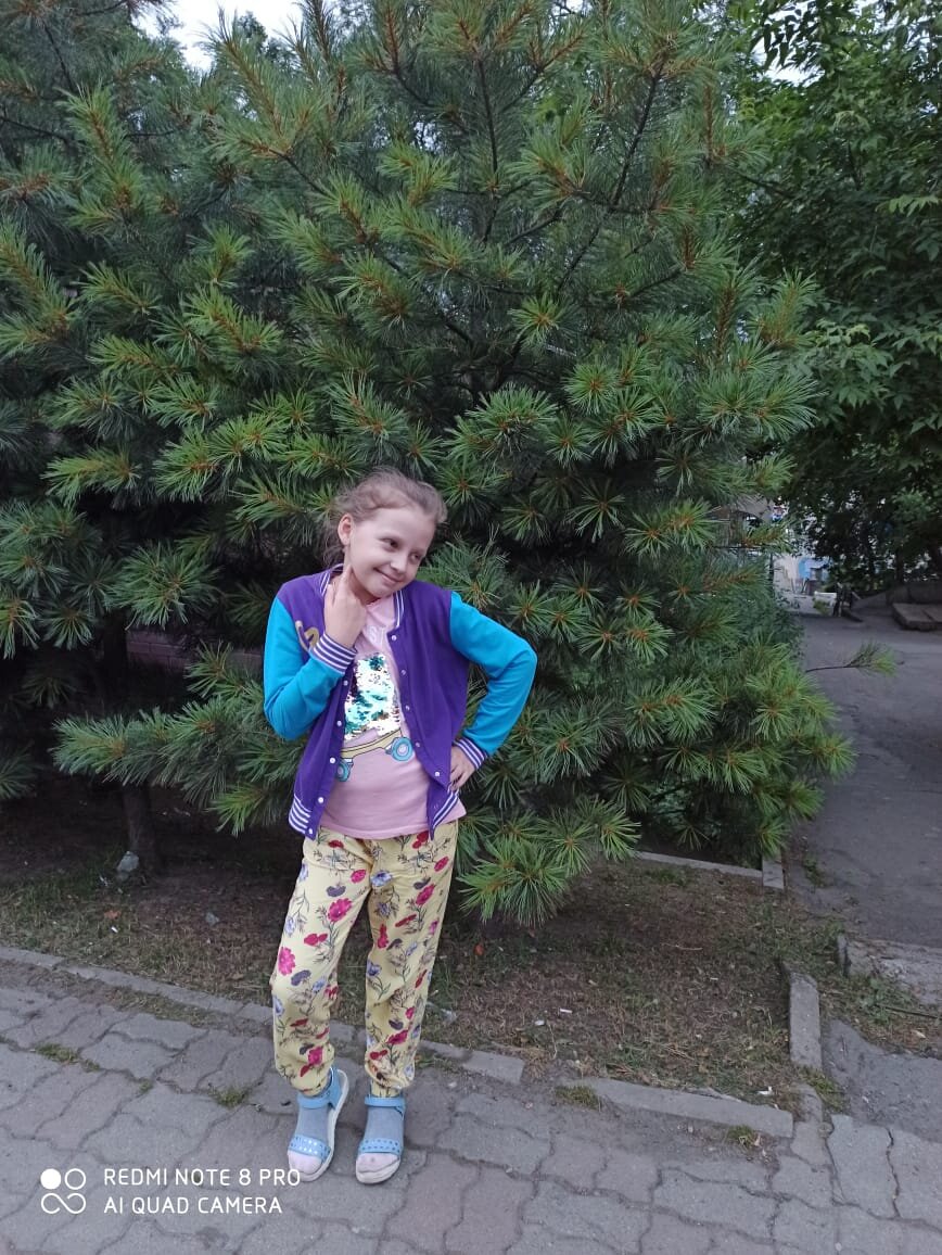 Длинные свободные штаны, светлого цвета будут хорошо сочетаться с сандалями. 