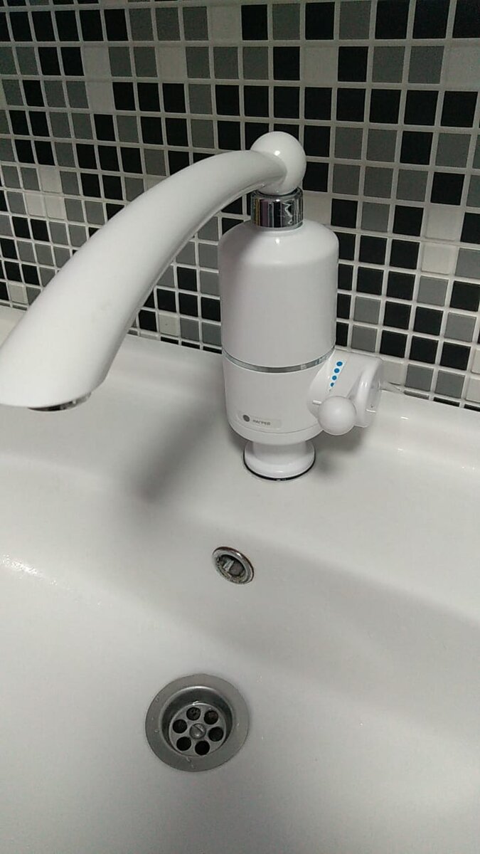 Кран с подогревом воды. Фотография автора статьи.