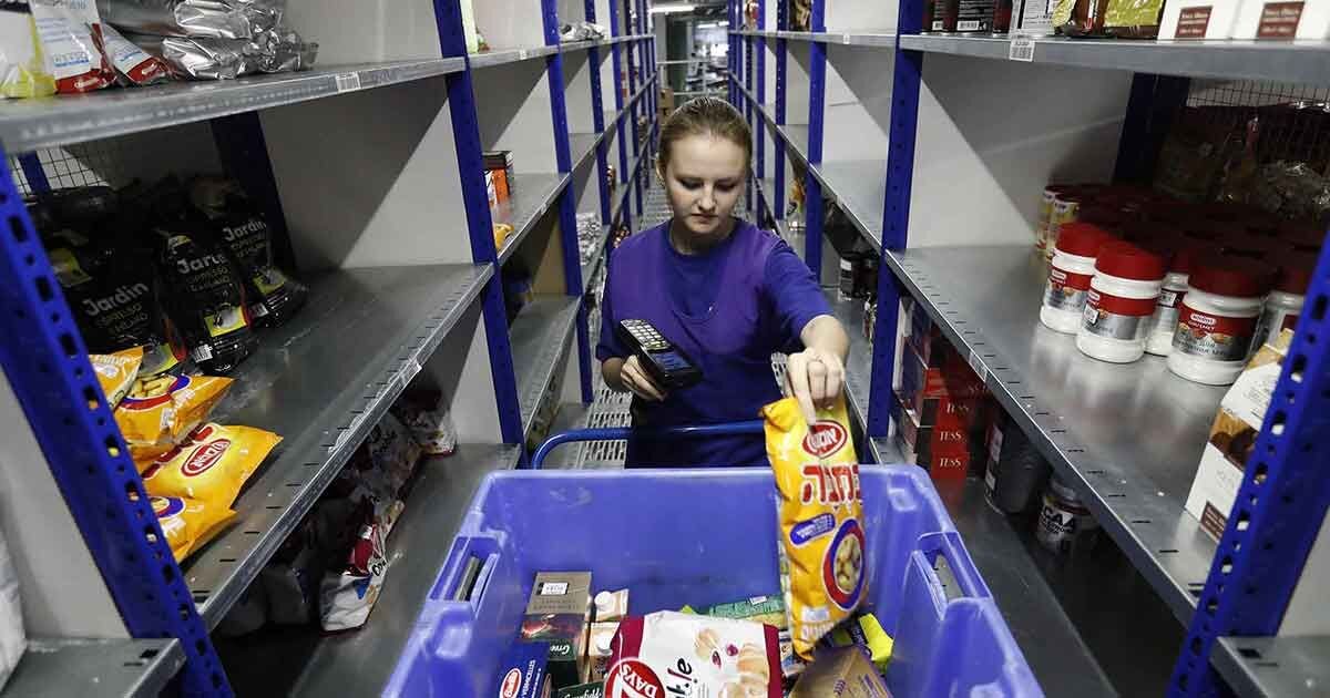 Фото условное, но примерно так выглядит подбор товара почти на всех складах маркетплейсов.