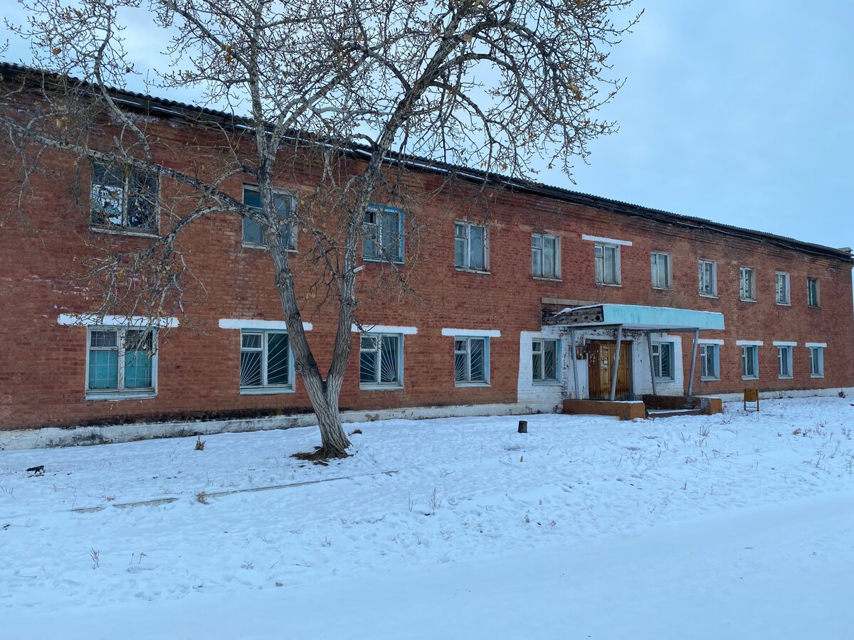 В 20 метрах от основного КПП, расположилось здание гостиницы. В последние годы в этом здании  находится контора местного домоуправления.