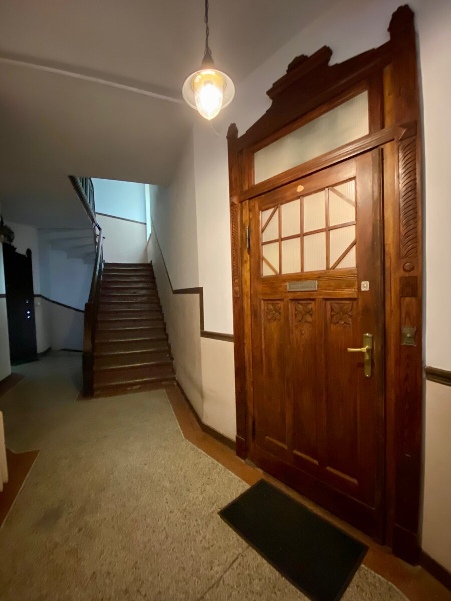 Справа от двери установлена лавочка и урны для использованных бахил.