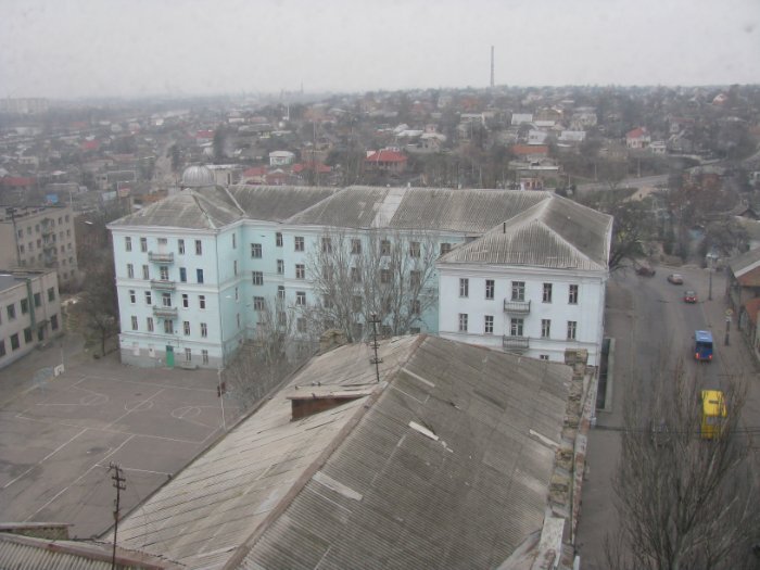 Старый экипаж ХМУРП. Слева на крыше купол обсерватории.