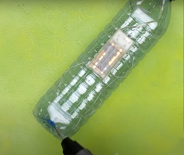 Пластиковая бутылка с гирляндой внутри