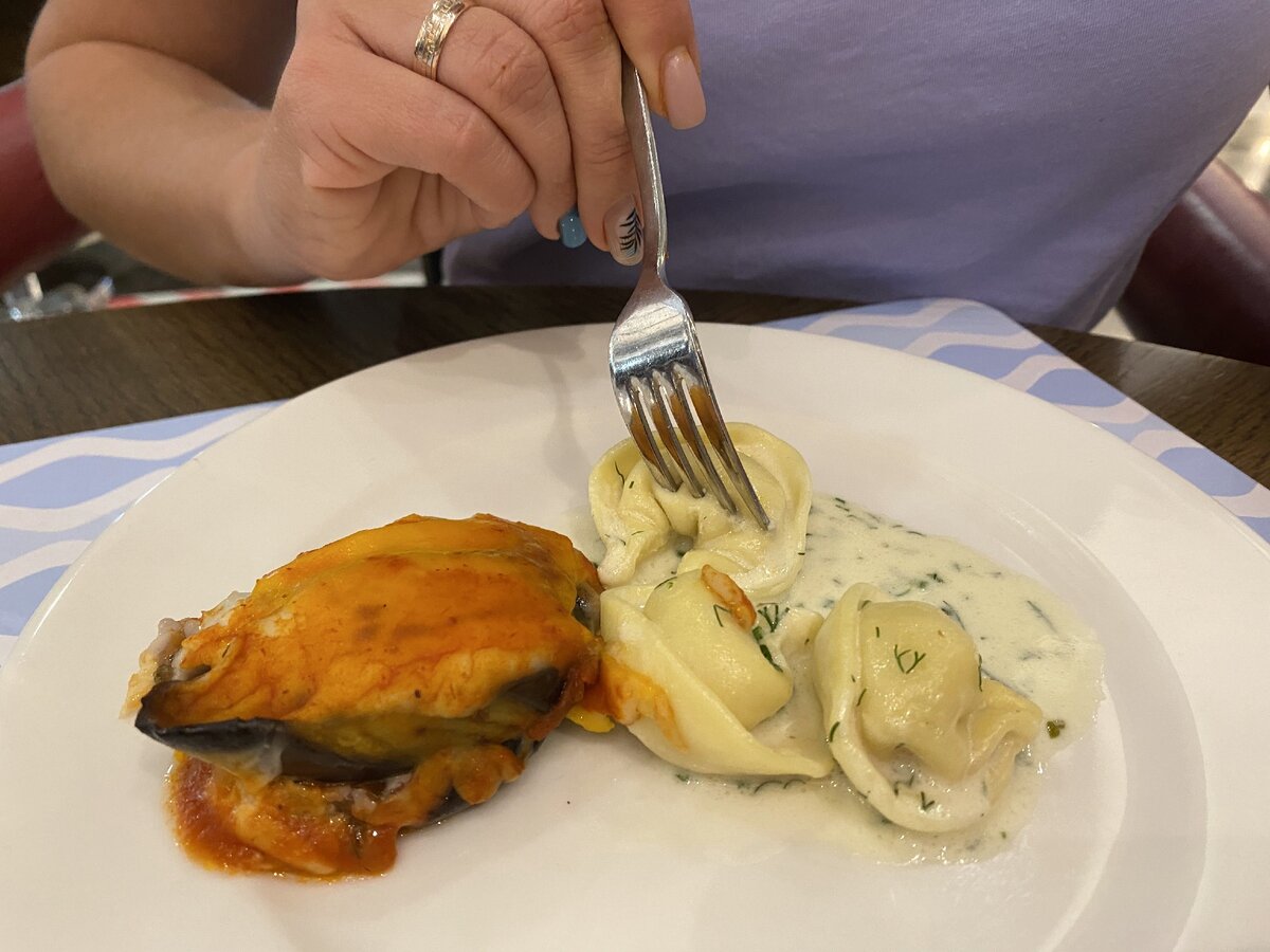 Пельмени и запеченный под сыром баклажан.