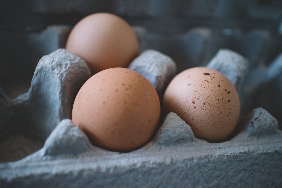 Фото https://www.pexels.com/photo/selective-focus-photo-of-three-eggs-on-tray-600615/