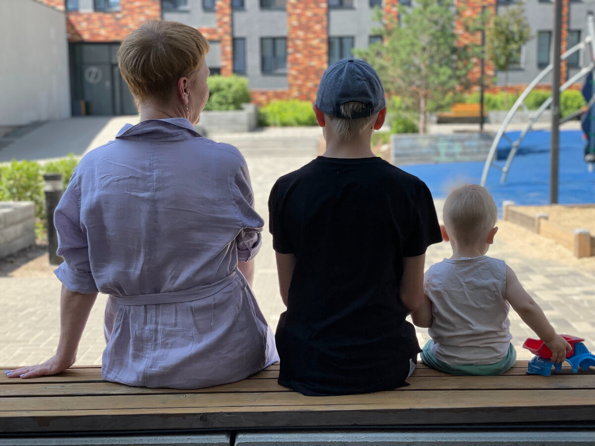 Фото  из личного архива автора. 1970 и 2020 - сравниваю игровые площадки для детей. "Земля" и "небо", но это не мешало нам весело проводить время. И это теплые  воспоминания.