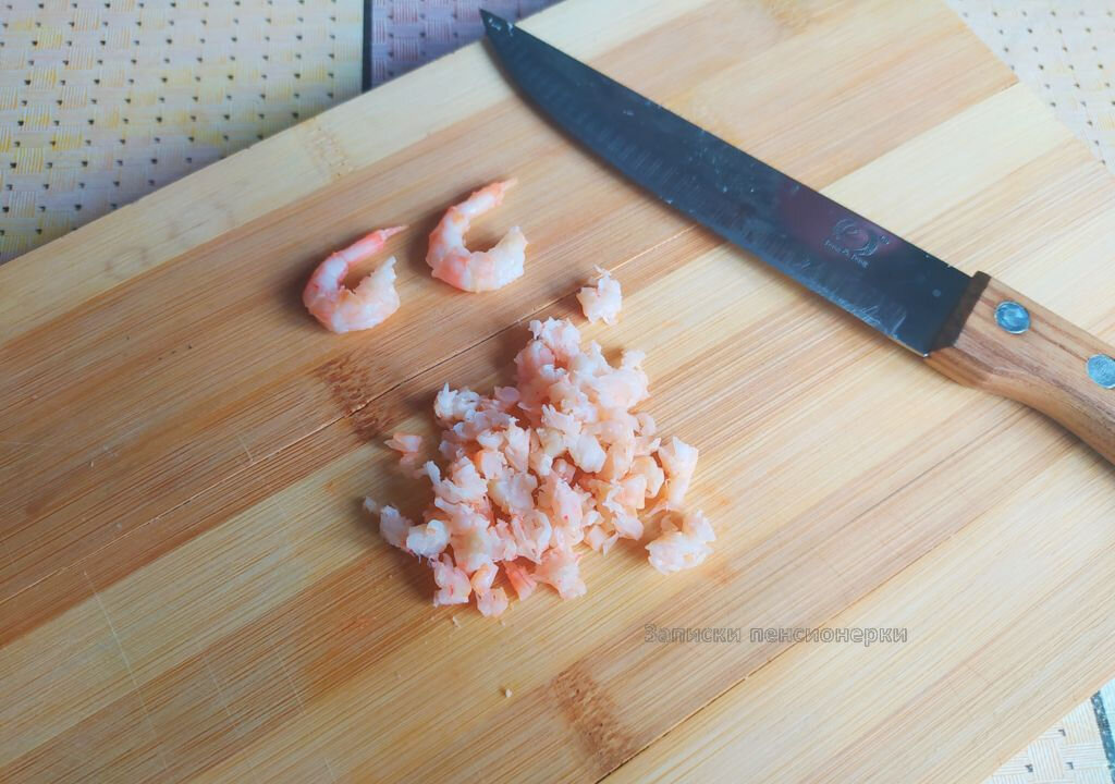Креветки очистить и порезать