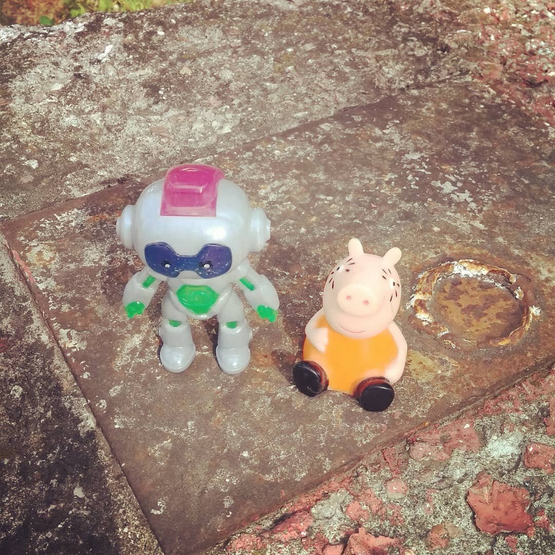 ЭТО МЫ СТОИМ.