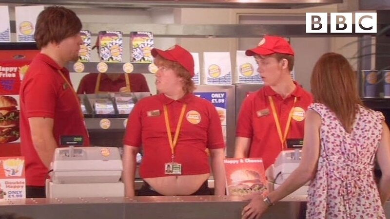 Герой британской комедии, Томми,  мечтает стать пилотом. Но не может сдать экзамен. Он принимает решение устроиться на работу в аэропорт, чтобы быть ближе к мечте. Только не пилотом, а продавцом.