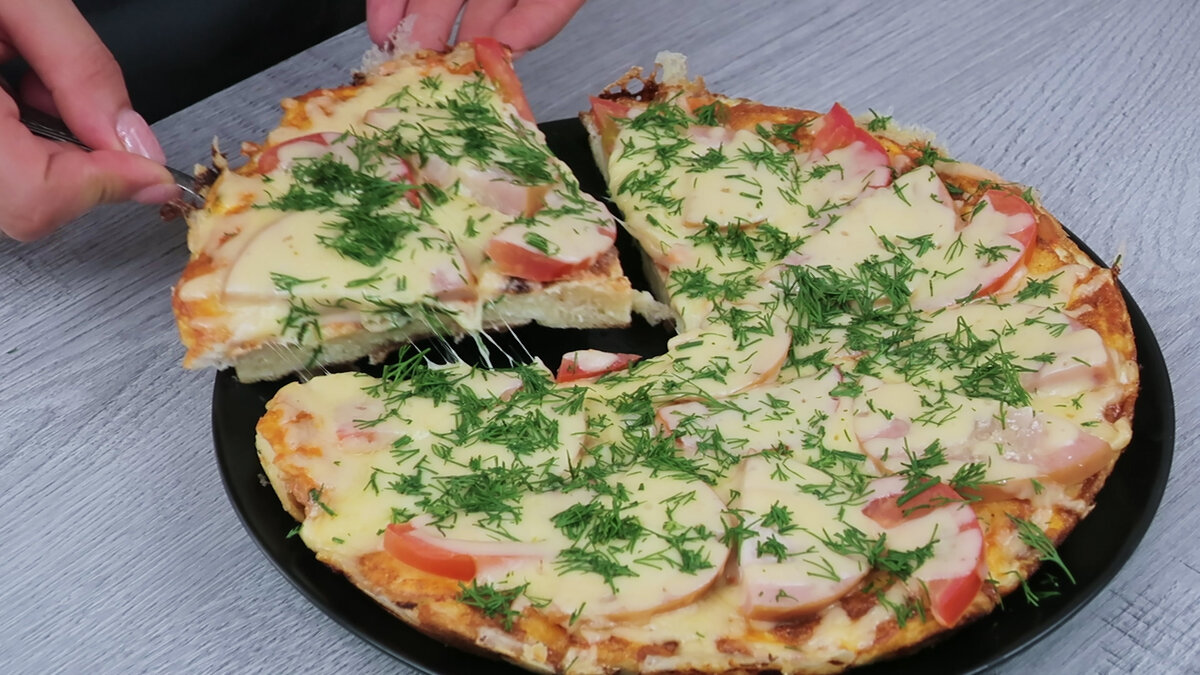 Пицца из хлеба на сковороде. Пицца на тостерном хлебе. Пицца на сковороде рецепт хлеба. Пицца на сметане. Пицца на сковороде рецепт хлеба.