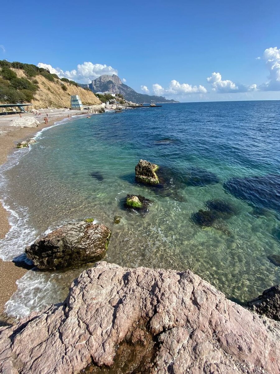 Вода на пляже - невероятного бирюзового цвета 