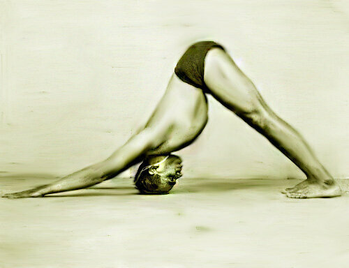 «Адхо Мукха Шванасана» или упражнение «Собака мордой вниз».