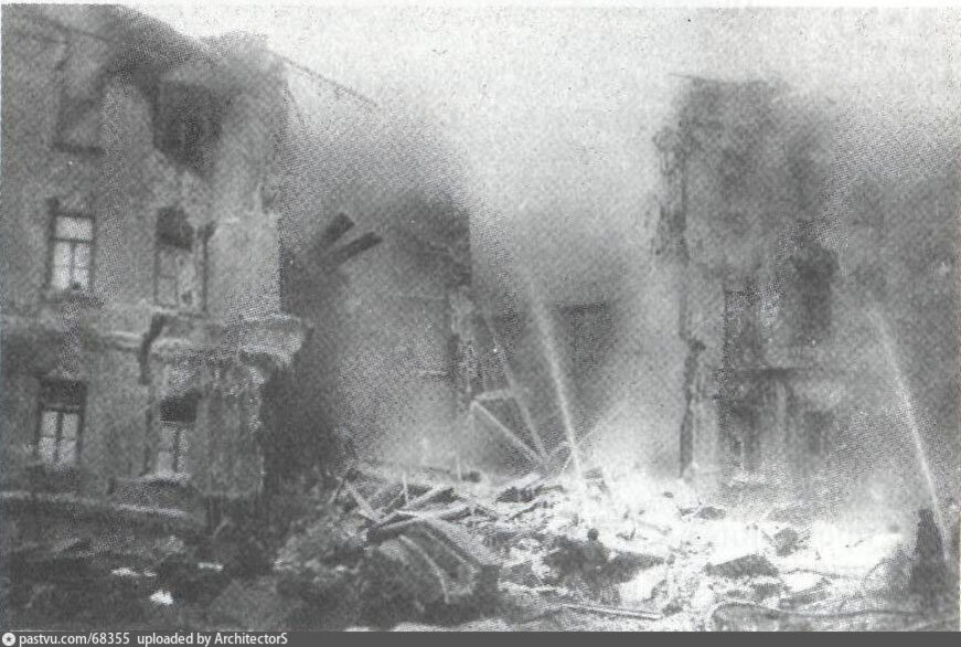 Результат попадания немецкой бомбы в здание, 1941. С сайта www.pastvu.com.