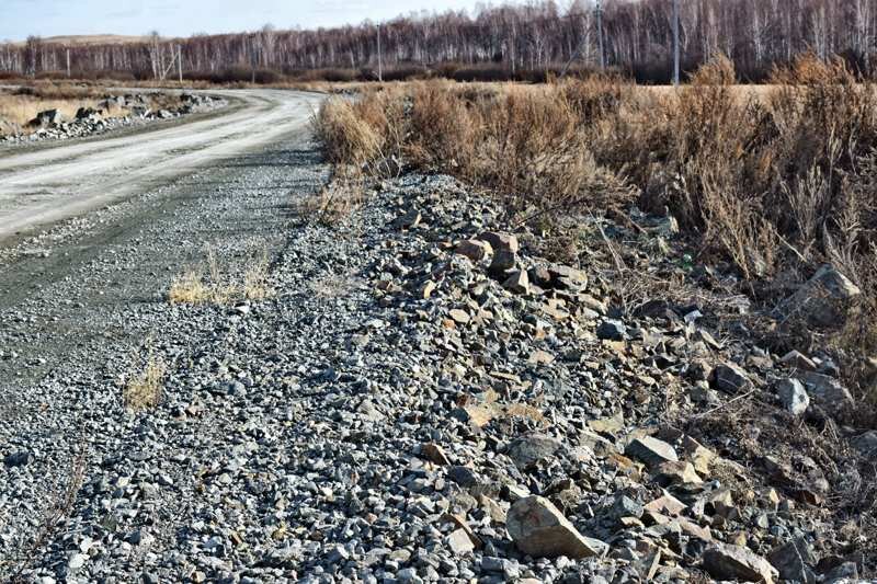 Обычная российская обочина, разве что место необычное - рядом находится золотоизвлекающая фабрика
