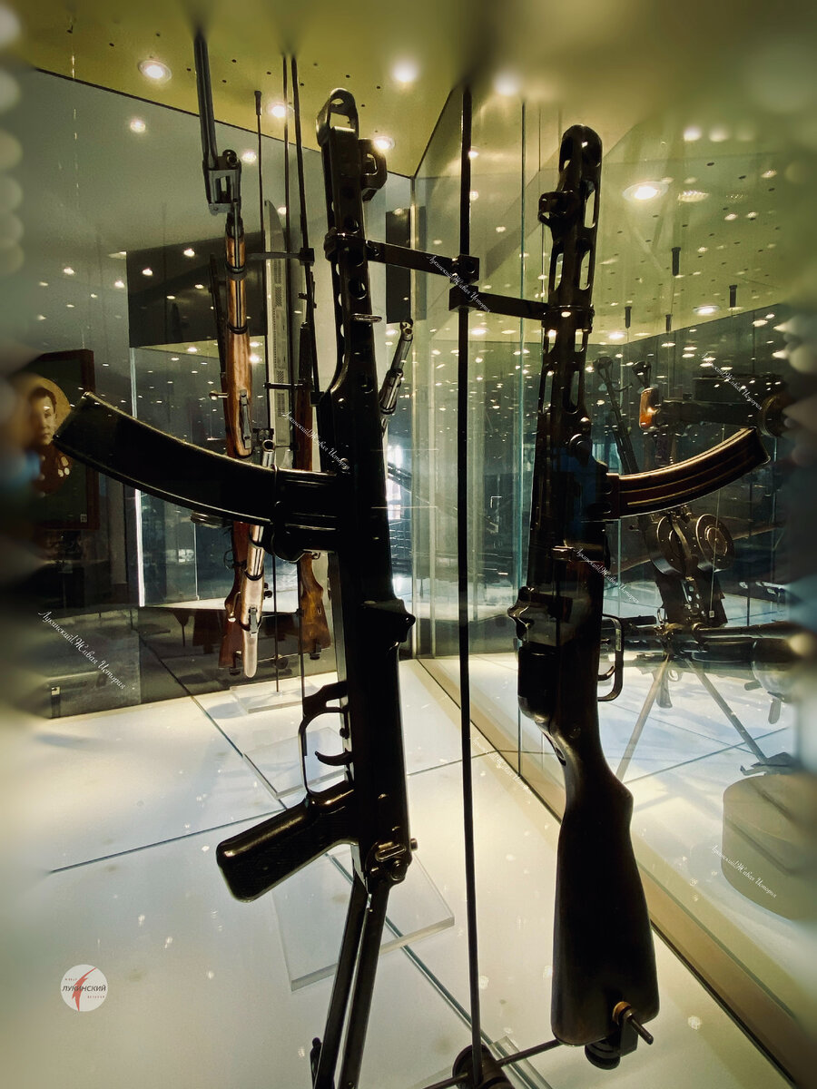 ППС-43 (слева)  и рожковый ППШ-41 (справа )демонстрируют разницу технологий