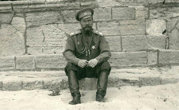 Николай II отдыхает на набережной