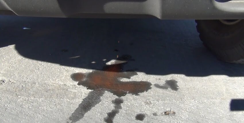 Утчека антифриза возле автомобиля