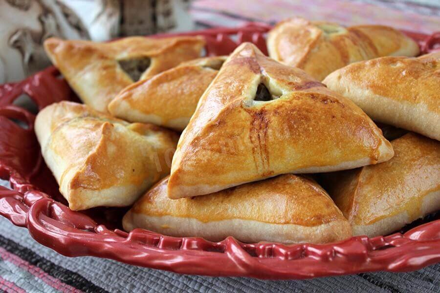 Я живу в Татарстане с рождения, и татарскую кухню привыкла воспринимать как нечто обыденное – это то, что всегда с нами. Я с удовольствием делаю татарскую домашнюю лапшу («токмач»), пеку по выходным зур-белиш и стряпаю костыбый – татарское блюдо, аналогов которому в России еще поискать. А какие вкусные бывают татарские десерты! Куда там всяким французским булкам-бриошам или профитролям! Нежнейшие «талкыш калеве», которые тают во рту, или знаменитый татарский чак-чак с баурсаком – ум отъешь!