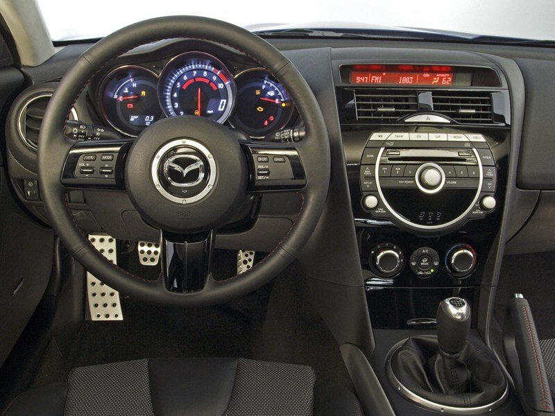 Спорткар Mazda RX-8 дебютировал в 2002 году. Четырехместное авто было не похоже на остальные спортивные модели и комплектовалось новым роторно-поршневым двигателем Renesis.-2