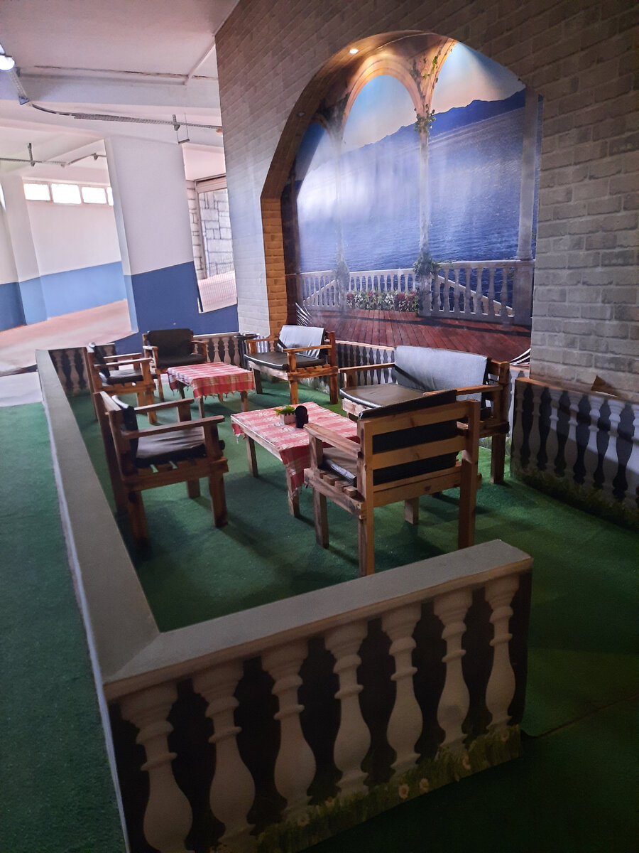 У входа в помещение .