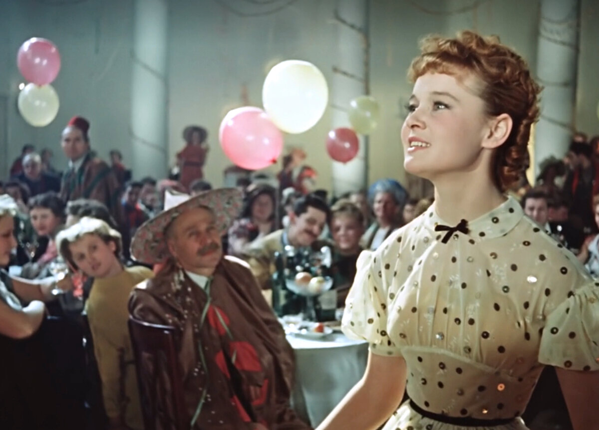 Кадр из кинофильма "Карнавальная ночь", 1956 г., режиссер Эльдар Рязанов, сценаристы Борис Ласкин, Владимир Поляков, композитор Анатолий Лепин (скриншот)