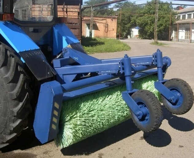 Щётка с механическим приводом. Самое распространённое рабочее оборудования на МТЗ в городских условиях. (Фото взято из свободных источников в интернете.) 