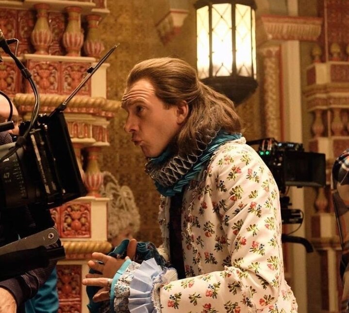 Андрей Бурковский щеголяет по площадке в элегантных костюмах