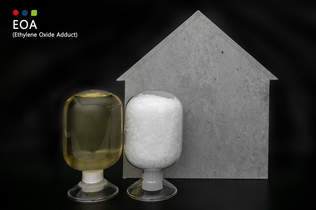 На  этой фотографии, предоставленной Lotte Chemical Corp. в пятницу,  показан аддукт этиленоксида (ethylene oxide adduct или EOA), который  используется для создания реагента, позволяющего уменьшить расход воды  при изготовлении бетона (Lotte Chemical Corp.)