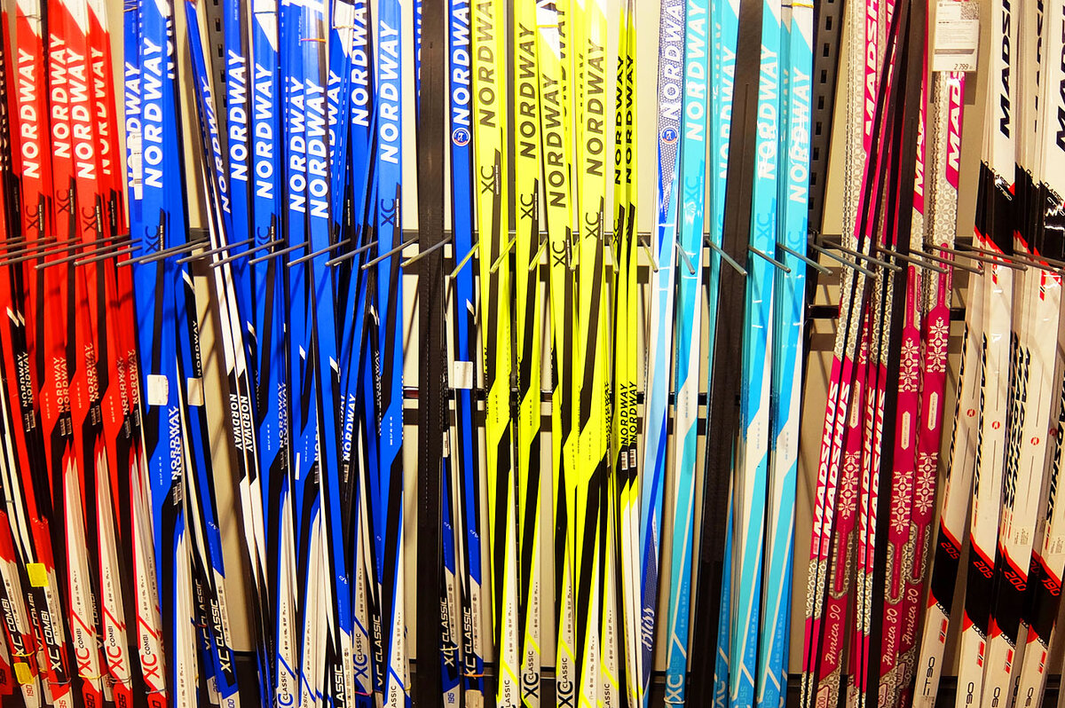 Лыжи в одном из крупных магазинов. Какие же выбрать??? (фото автора)