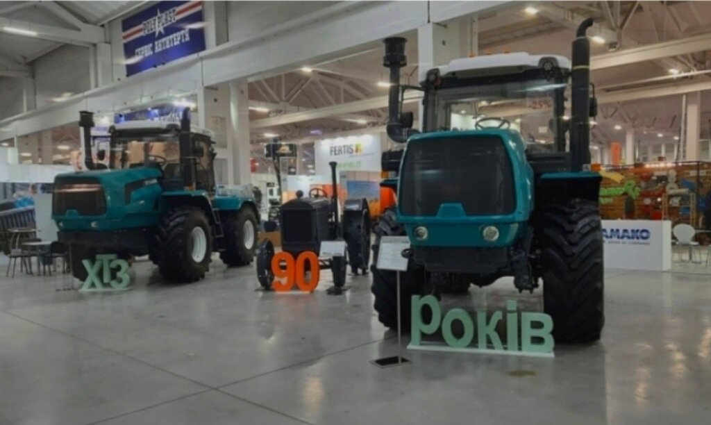 Тракторы ХТЗ на выставке (в 2021 году Харьковскому тракторному заводу исполнилось 90 лет)