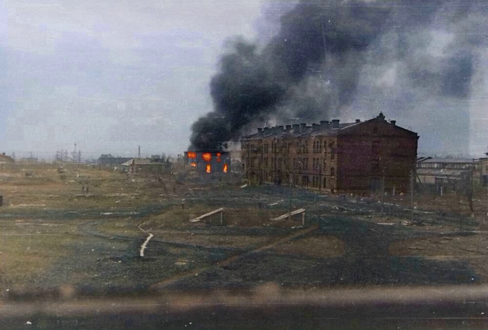 Осень 1941г. Пожар после обстрела в одном из строений. Суворовский городок.