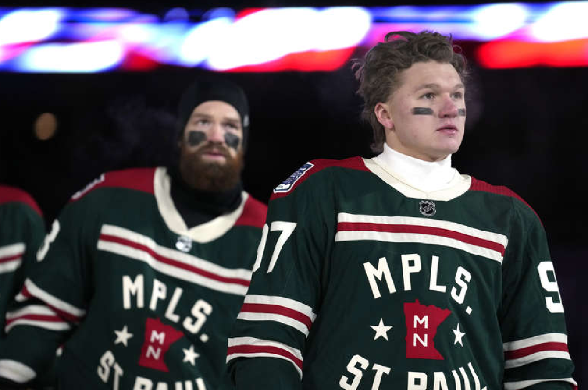 Перед выходом на лед Кирилл Капризов и другие участники матча дополнительно утеплились. Фото: НХЛ