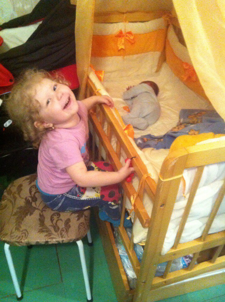 Катя "нянчит" брата