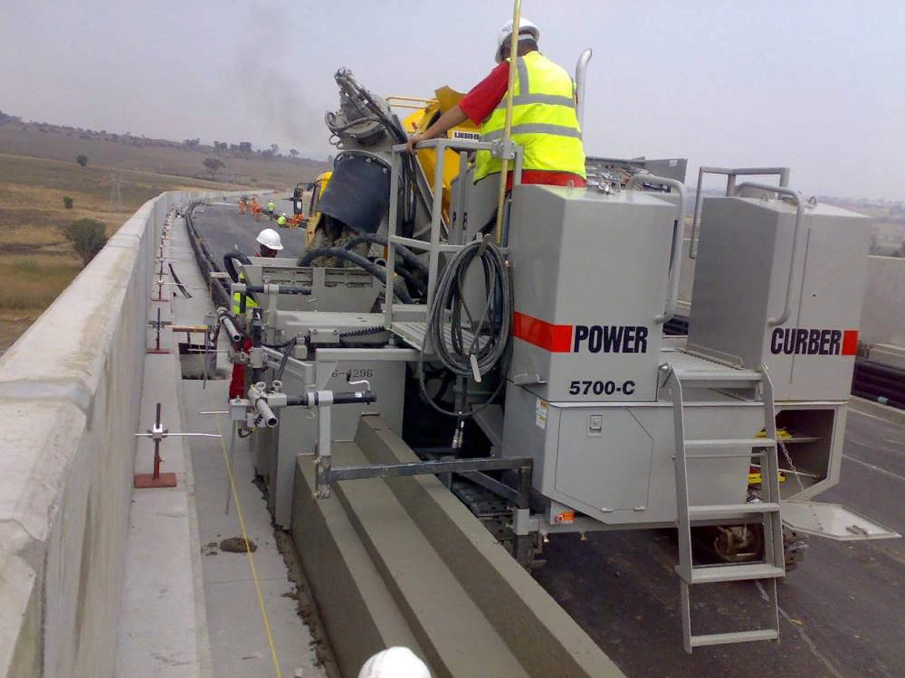 Существует техника, способная заливать бордюры сложной формы