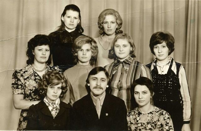 Наша группа, наверное на 5 курсе. Мне кажется, что здесь наш единственный парень,  Миша Терентьев, уже женился на красивой девушке Тане с немецкого отделения. Вот память...  На фото не написана дата ...  и только по некоторым приметам я и догадываюсь.