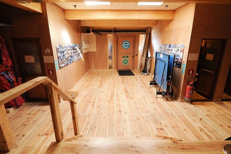 Бельгийскую полярную станцию «Принцесса Элизабет» открыли 15 февраля 2009 года. Пока это единственная в Антарктике станция с нулевым уровнем выбросов: энергию здесь генерируют девять ветряков и солнечные панели. На станции живут 16 ученых