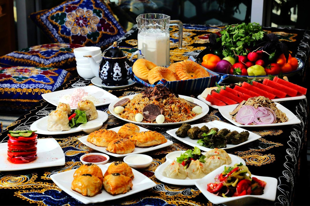 Традиции таджикской кухни. Узбекская кухня дастархан. Дастархан Самарканд. Дастархан Таджикистане традиции. Восточный дастархан. Гастрономический тур.
