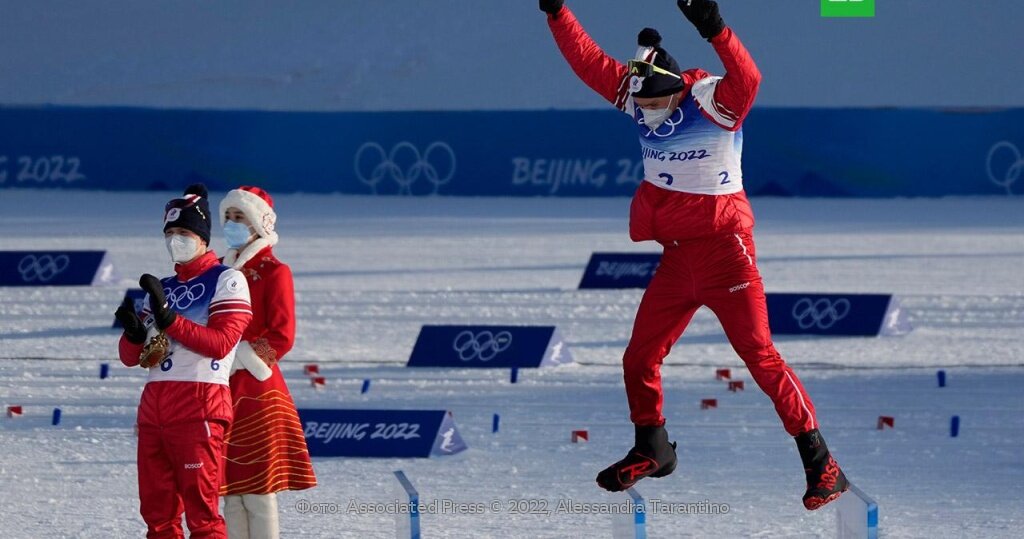 Ореол над олимпийским пьедесталом. Ореол над олимпийским пьедесталом. Участники санного спорта олимпиады на пьедестале. Алиса олимпиада в сочи спортивные пары фигурное катание. Церемония награждения олимпийских игр.