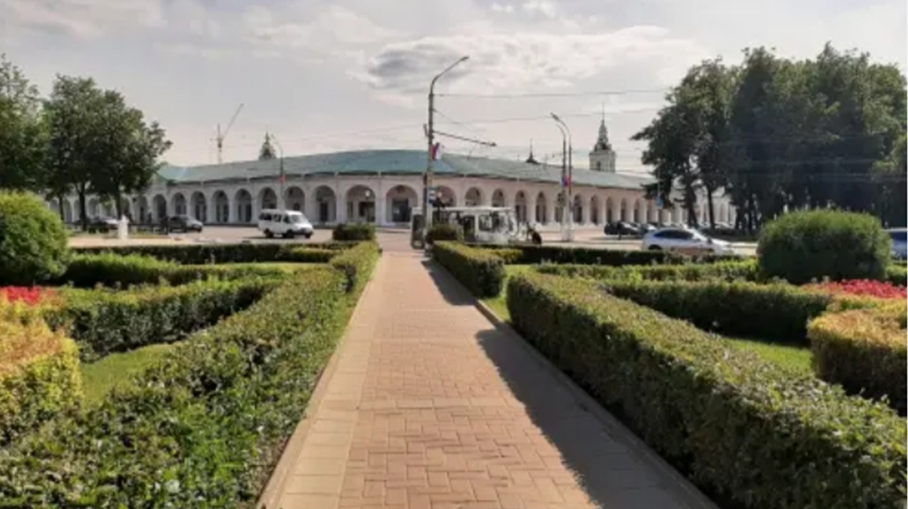 Центр Костромы. Красные торговые ряды. За рядами были автостанция и институт. Фото Т. Клериковой.