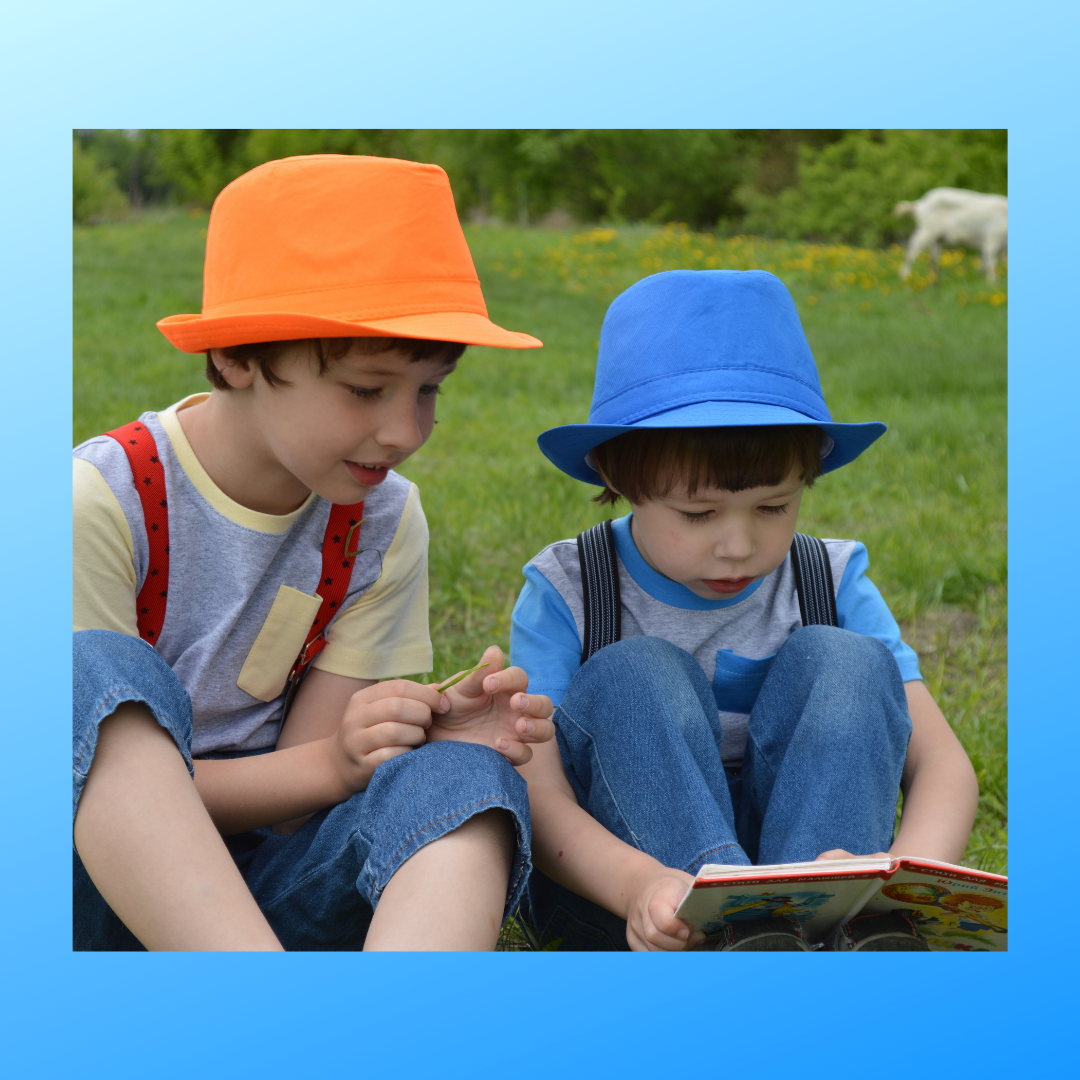 Дети читают книгу