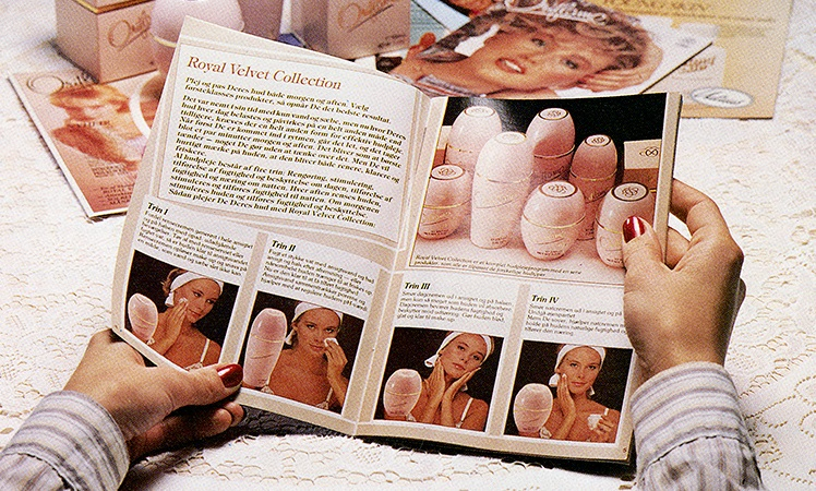 1970 Инновационный метод продаж
Вместо того чтобы продавать продукцию на домашних вечеринках, мы решили попробовать новые методы и сфокусировались на личных встречах и продажах через каталог. В августе 1970 года появился первый каталог Oriflame, тираж составил 1 000 экземпляров.