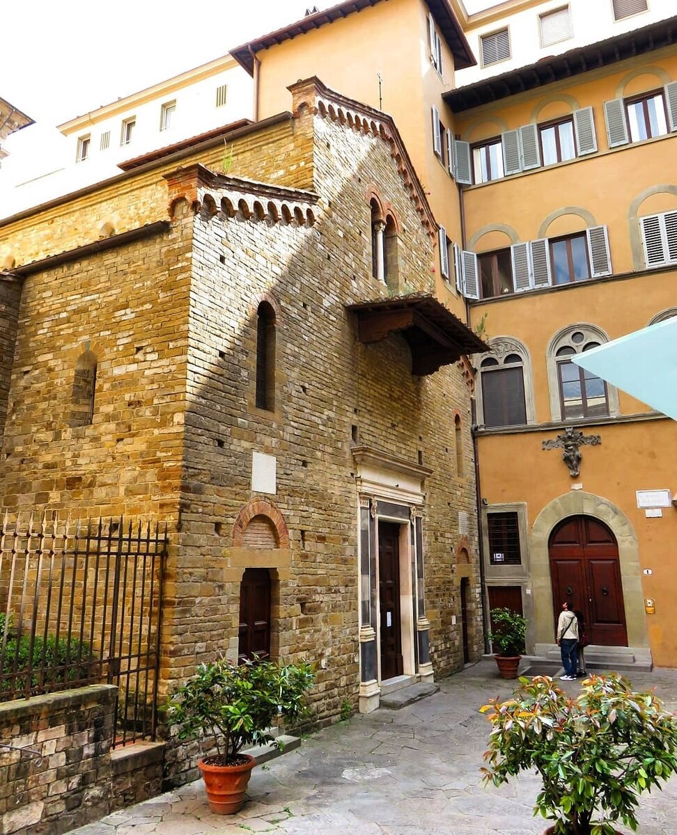 Простой, но в тоже время элегантный фасад церкви Святых Апостолов (фото автора)